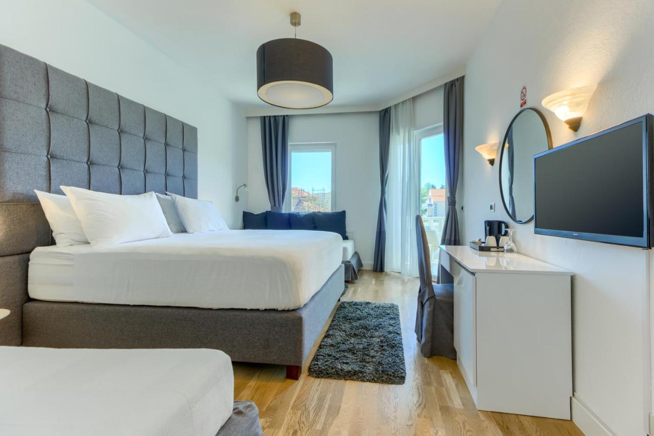 Hotel Riva Kastela With Swimming Pool المظهر الخارجي الصورة