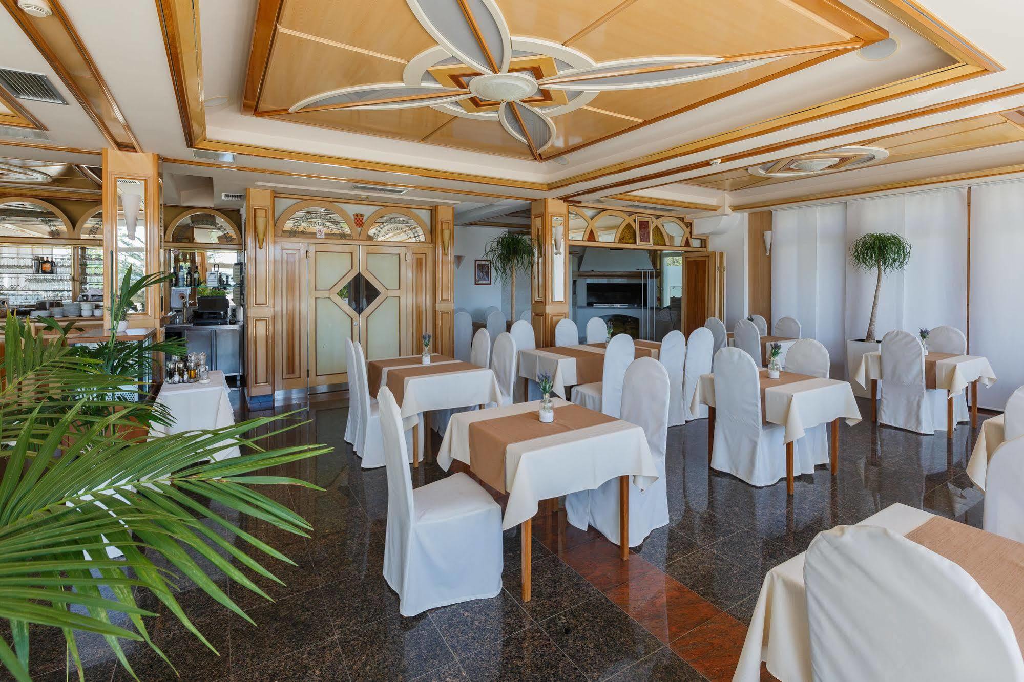 Hotel Riva Kastela With Swimming Pool المظهر الخارجي الصورة