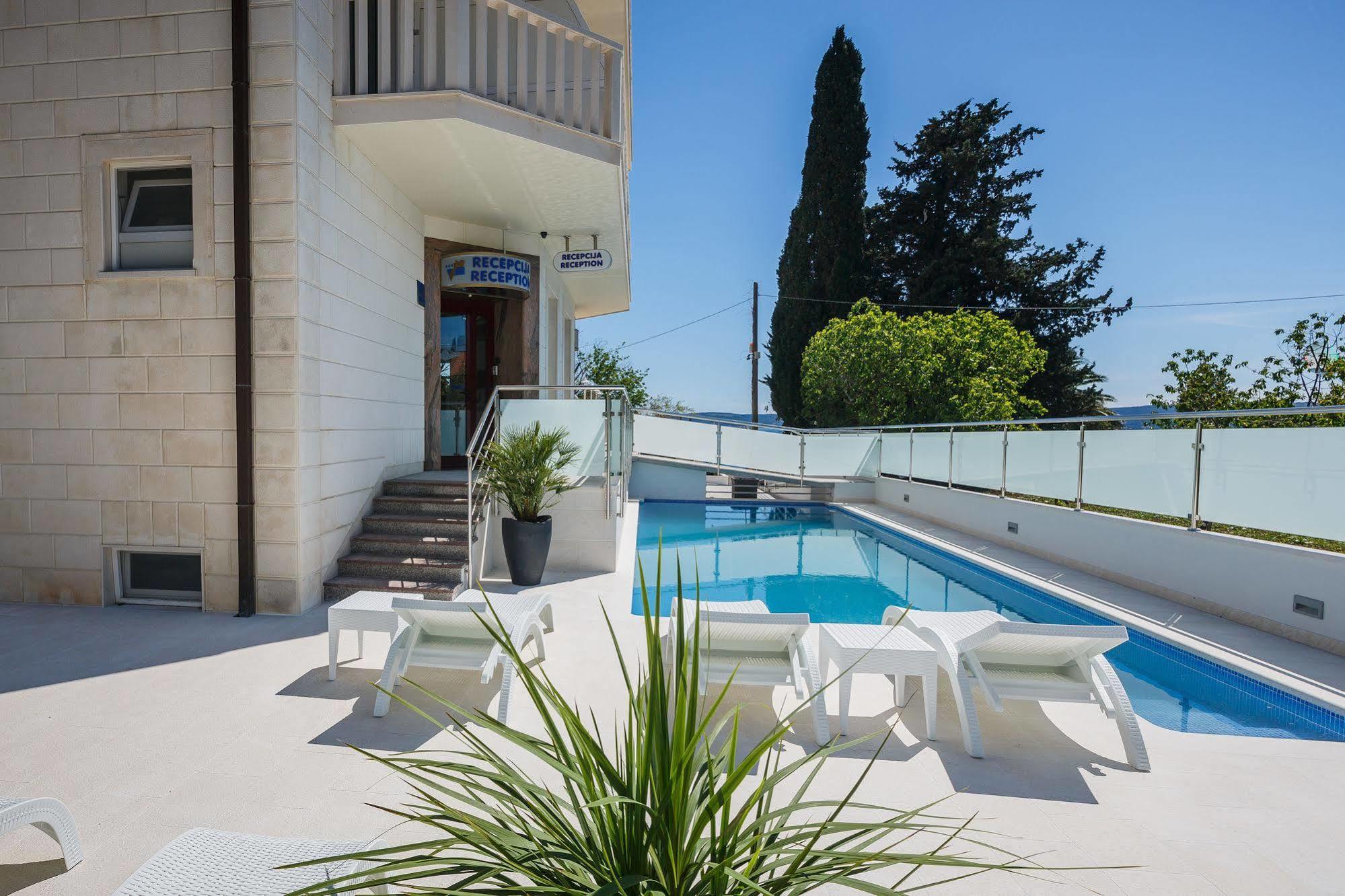 Hotel Riva Kastela With Swimming Pool المظهر الخارجي الصورة