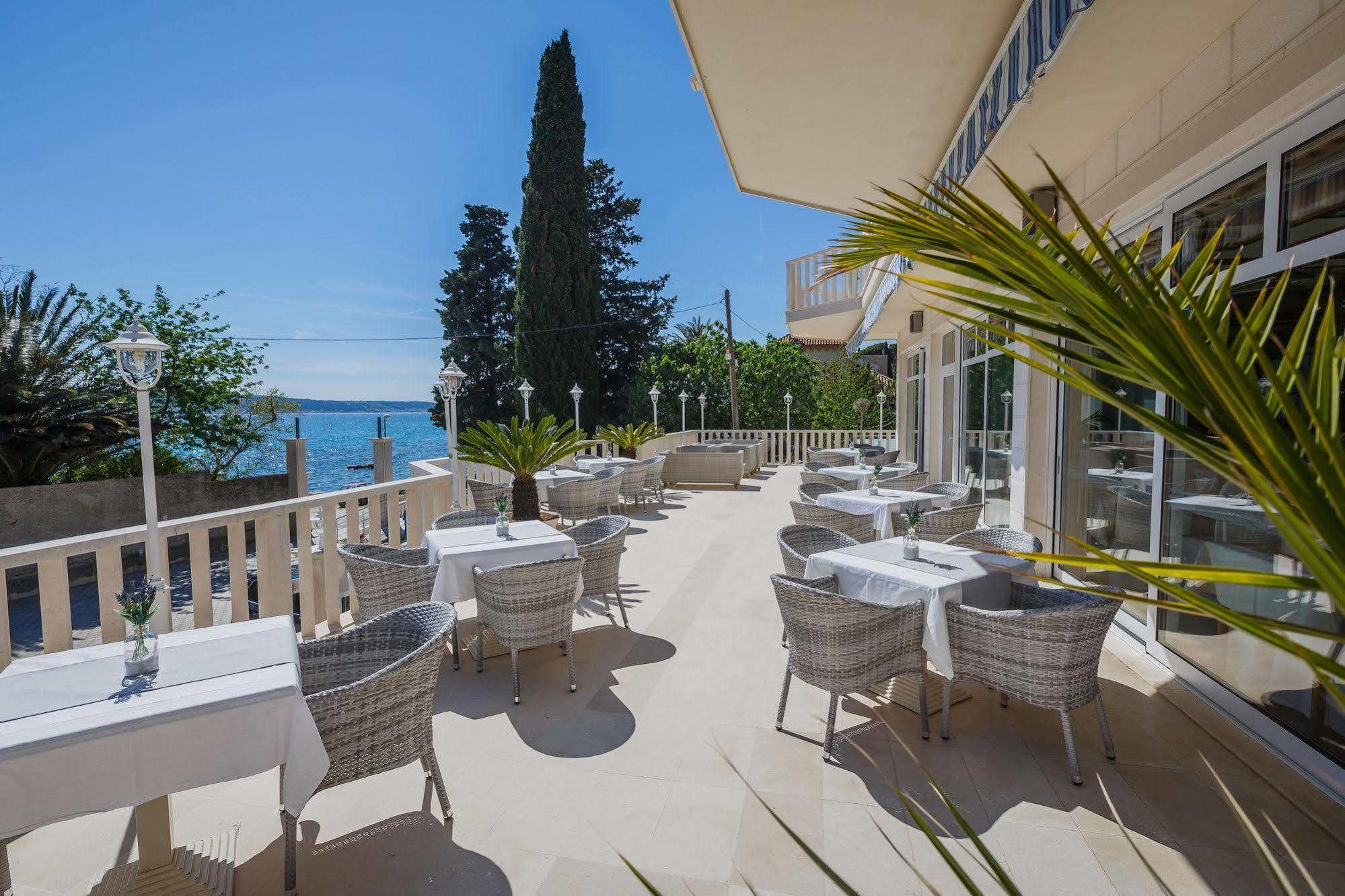 Hotel Riva Kastela With Swimming Pool المظهر الخارجي الصورة